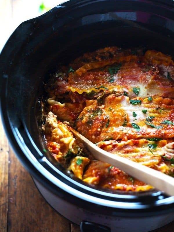 Super Easy Skinny Veggie Crockpot Lasagna - a handful of simple ingredients for a healthy family dinner. | https://sunn-kropp.today