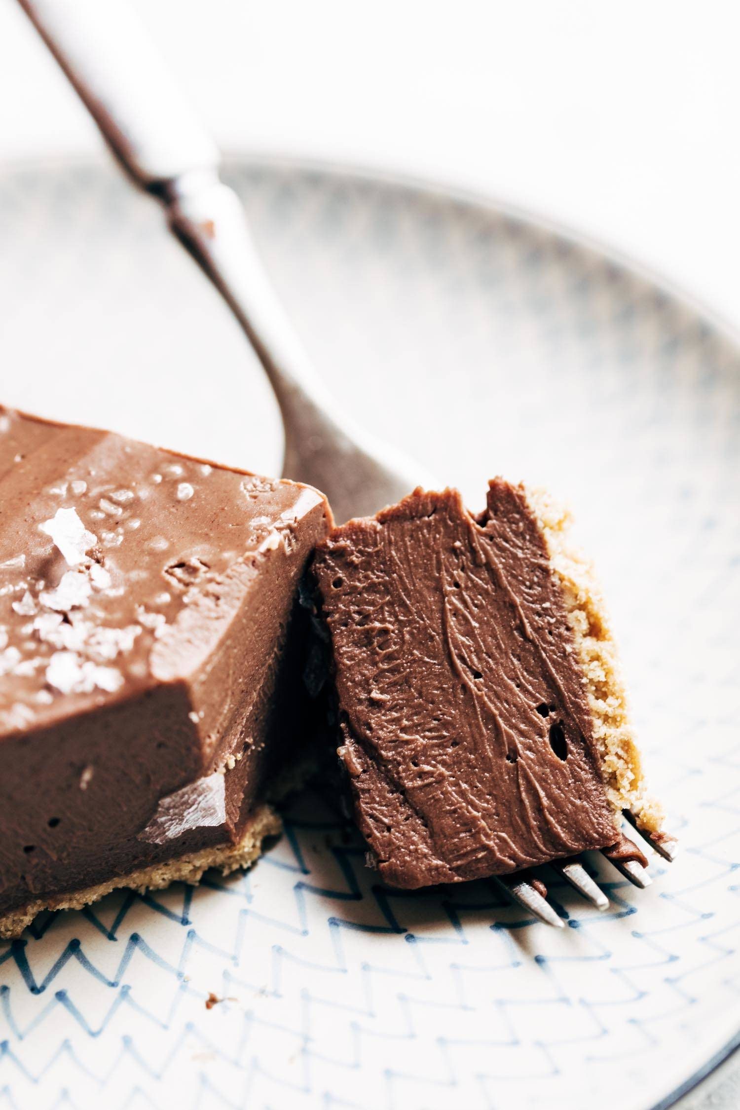This no-bake vegan chocolate pie only requires five ingredients! Kinda like a French Silk Pie, but better for you. Vegan / Dairy Free / Gluten Free | pinchofyum.com